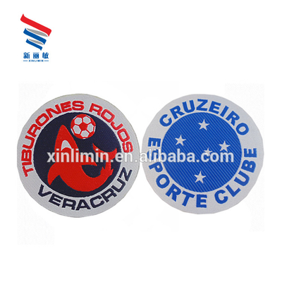 Buttons op stijl Custom Design Iron On Woven Patches voor voetbalteam Club Gepersonaliseerd