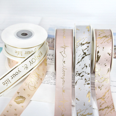 Geprinte satine lint elastische boog met streklus voor cadeaubon verpakking